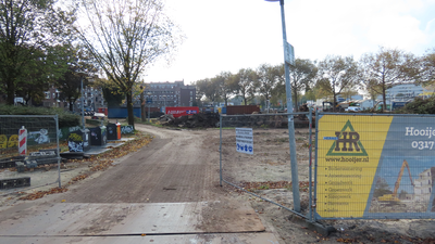 912137 Gezicht op het terrein waar de woningen aan het Thomas à Kempisplantsoen te Utrecht gesloopt zijn, vanuit het ...